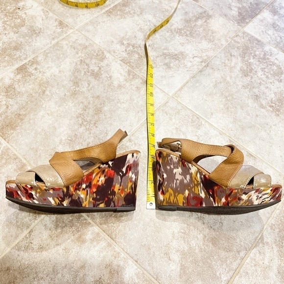 BKE Buckle Manarola faux leather lightweight platform wedge sandals size 6 - Picture 3 of 11